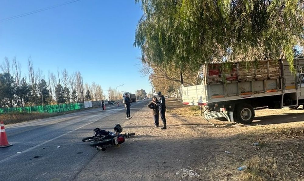 Un motociclista sufrió serios golpes después de haber sido chocado desde atrás por un camión