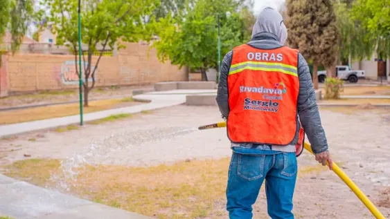 El municipio de Rivadavia realiza mejoras en la plaza del Barrio Gemo II.