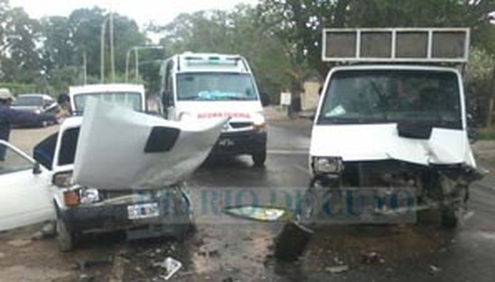 Perdió el control del camión por la lluvia y destrozó otro vehículo