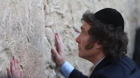 Milei llegó a Israel y fue a rezar al Muro de los Lamentos