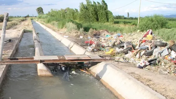 Sequía y tasas de riego: sólo en Chimbas sacan 25 t de basura de los canales por semana