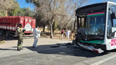choque en ruta 20: investigan si el chofer del colectivo ignoro los gritos de los pasajeros para frenar