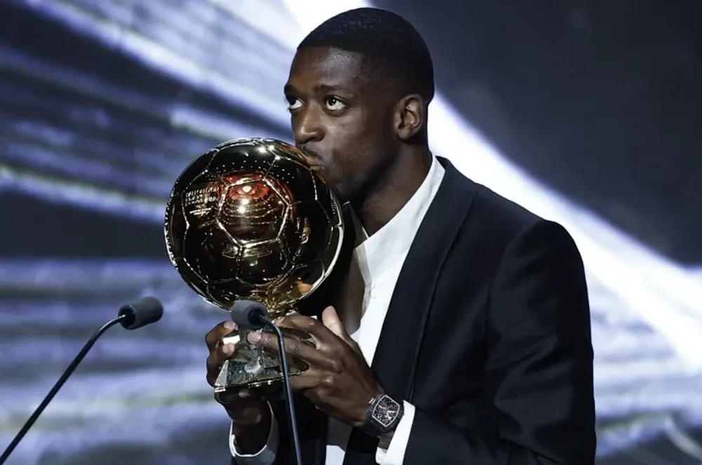EL NUEVO REY  Ousmane Dembélé jugador de PSG con su Balón de Oro 2025. Sucede a Rodri, que lo obtuvo en 2024.