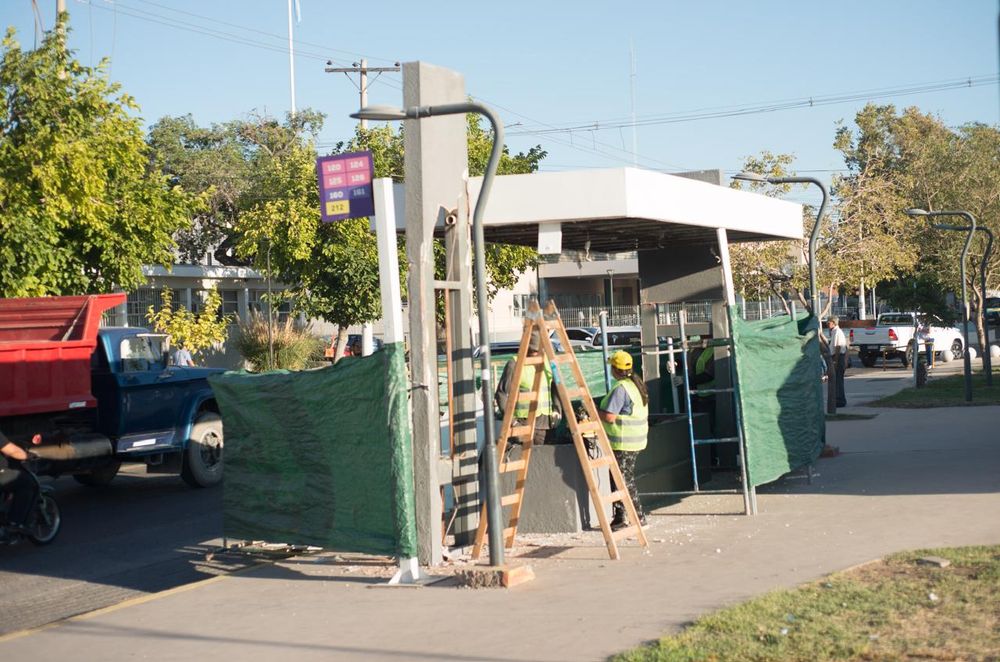 En Rivadavia hoy se comenzó con la construcción de la segunda parada de colectivos climatizada.