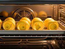 Cáscara de limón en el horno. Cáscara de limón en el horno.