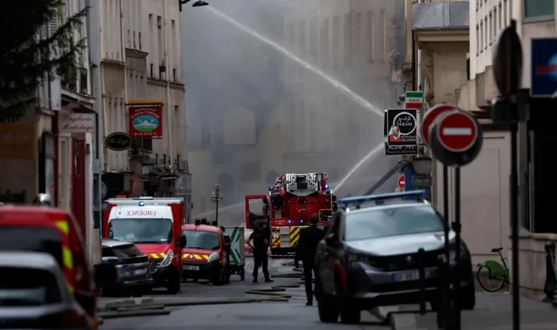 Una fuerte explosión daña varios edificios en el centro de París sin reporte inicial de víctimas