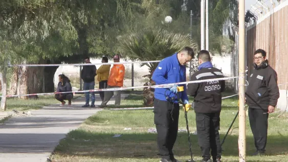 Tenía 15 años y lo hallaron muerto de un tiro frente a su casa, creen que lo mataron