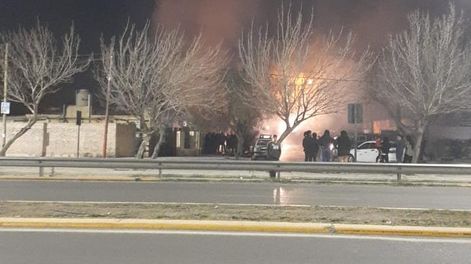 Dos personas graves por un incendio: denuncian ataque con un explosivo a una chica trans y su pareja