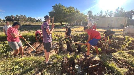 Con el trabajo en la huerta, los chicos con problemas de adicción que conviven en Proyecto Juan refuerzan su rehabilitación.
