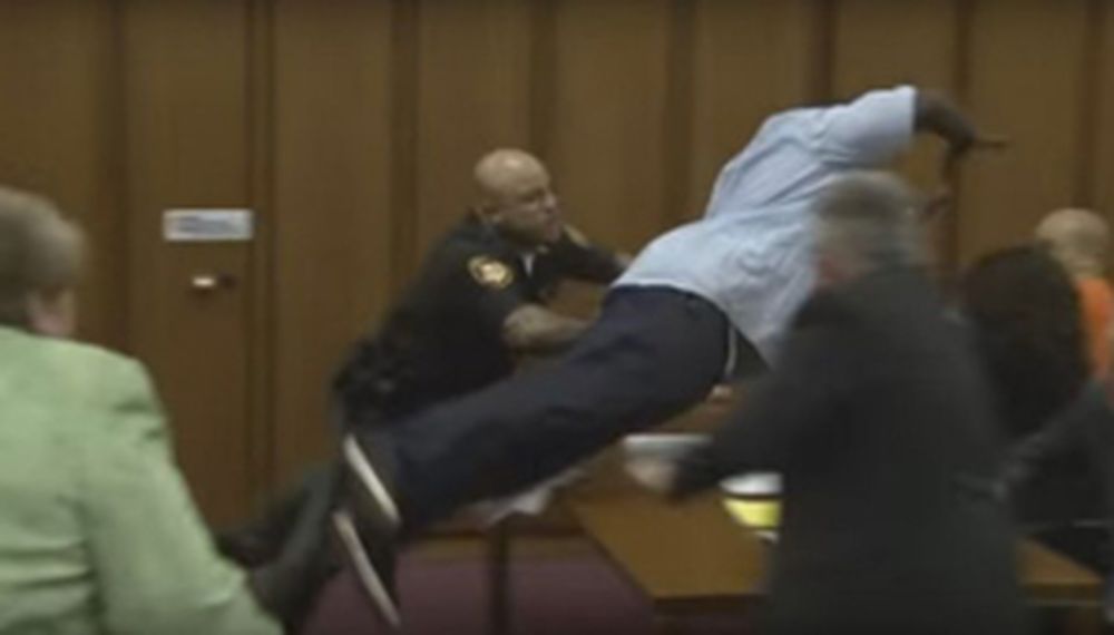 Video: el asesino de su hija se reía en pleno juicio y así reaccionó
