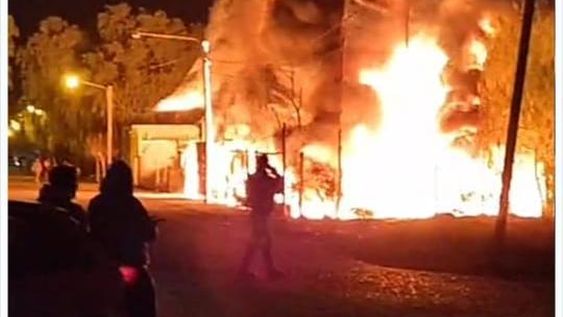 Una fábrica de bolsones de cal fue consumida por las llamas