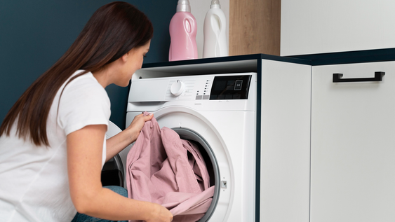 ¿Cómo lavar prendas delicadas como lana o seda? El error común que debés evitar en casa.