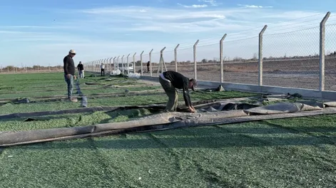 Diario de Cuyo | AVANCE. La cancha de fútbol 11 del primer complejo deportivo en el departamento 25 de Mayo tiene un 90% de avance de obra, con la instalación del césped sintético casi finalizada.