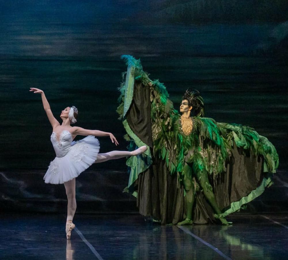 Camila, como Odette (el cisne blanco), junto al hechicero Rothbart, en El lago de los cisnes