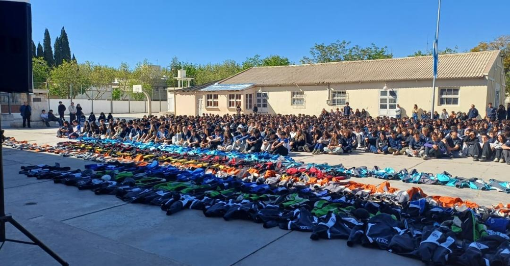 Los alumnos se reunieron en el patio de la Escuela Industrial para acompañar el duelo por el fallecimiento de un compañero.