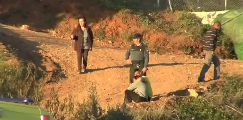 Un nene de 2 años cayó a un pozo: equipos de rescate trabajan arduamente para sacarlo