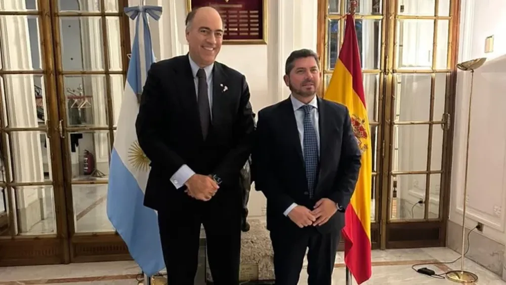 El embajador argentino en España y Marcelo Orrego.