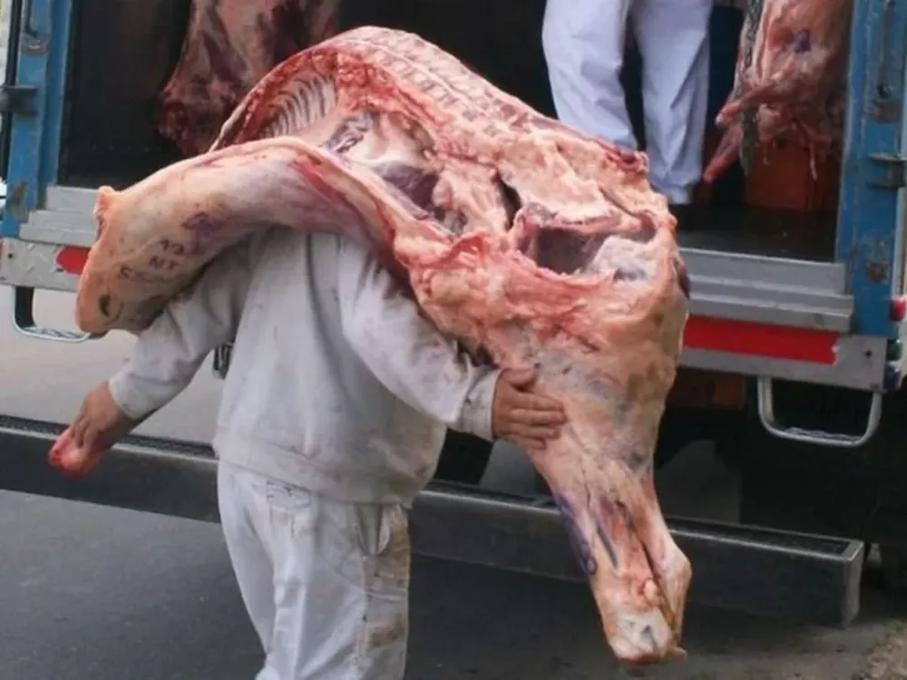 El alza de la carne empuja la inflación y reduce el consumo en todo el país.