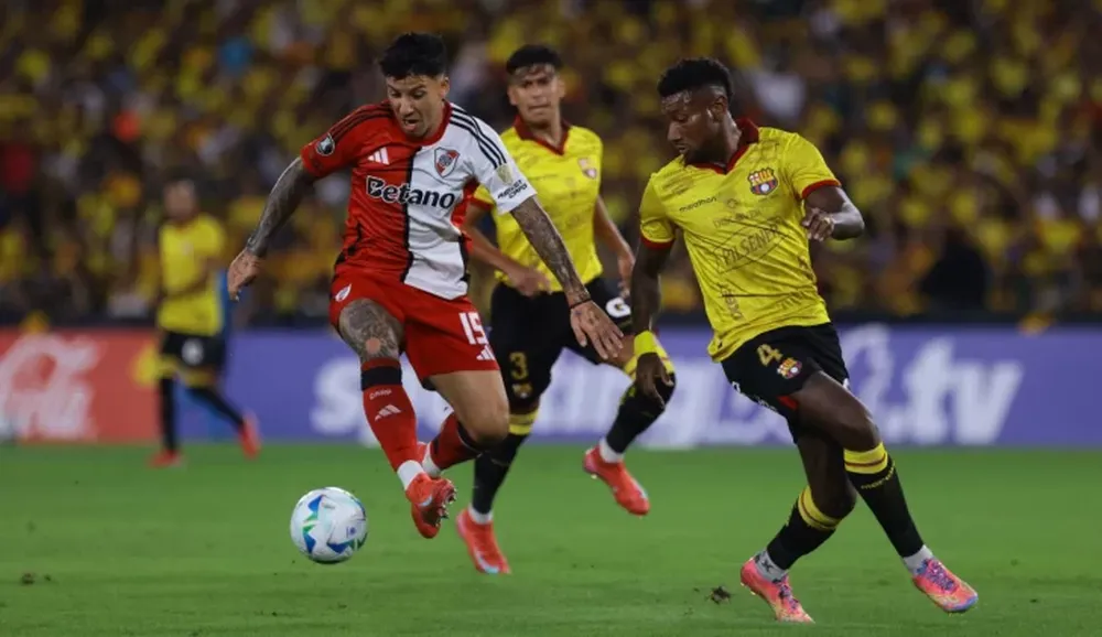 GOLEADOR. Sebastián Driussi abrió el camino ganador para River en Ecuador. Una gran noche del artillero Millonario que marcó por quinto partido consecutivo.