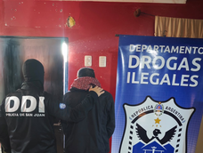 la policia allano dos viviendas, secuestro cocaina y dinero: dos personas quedaron detenidas