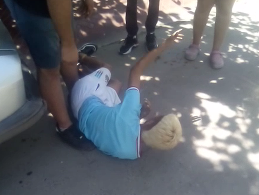 [VIDEO] Atrapan y golpean a un ladrón por robar un celular frente a una escuela