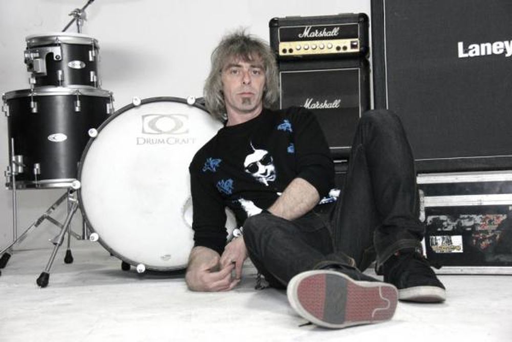 El exbaterista de Rata Blanca transmitirá su experiencia con músicos locales