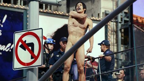 Un modelo casi se mata por protestar contra Donald Trump