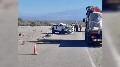 Grave accidente en Ruta 40, en el límite con La Rioja: una camioneta volcó y quedó totalmente destrozada