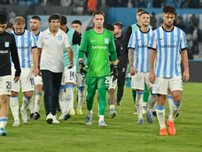 Los hinchas de Racing expresaron su enojo contra la dirigencia en el Cilindro, luego del empate del equipo ante Barracas. Los hinchas de Racing expresaron su enojo contra la dirigencia en el Cilindro, luego del empate del equipo ante Barracas.