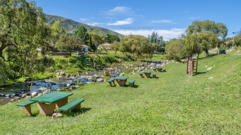 Hallan el cuerpo de un hombre a la orilla de un río: ¿se cayó o lo tiraron barranca abajo?