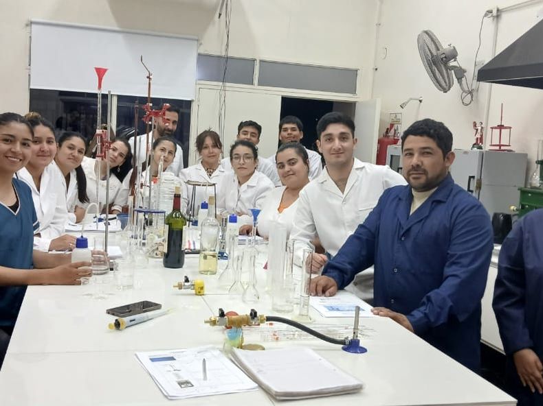 Alumnos y docentes del instituto, durante una práctica de laboratorio en la sede de la Escuela Fontana. La institución, que este año cumple tres décadas, prepara para 2027 su mayor reforma académica.