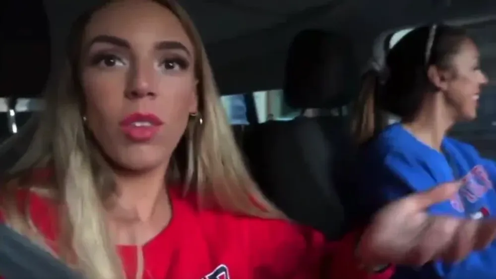[VIDEO] Dos ‘youtubers’ españolas se filmaron lanzando comida desde su auto a los “pobres”