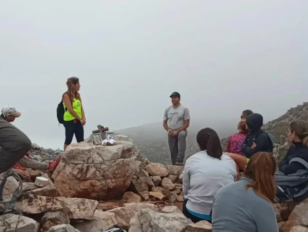 Predican por los cerros y ríos para fomentar la hermandad en la gente