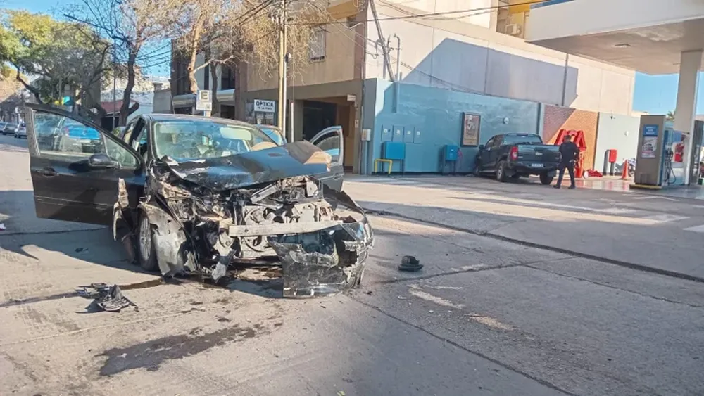 Violento choque en una esquina céntrica con semáforo