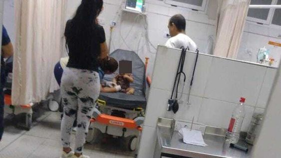 rawson: una bebe se ahogaba con una pieza de sonajero y fue salvada por policias