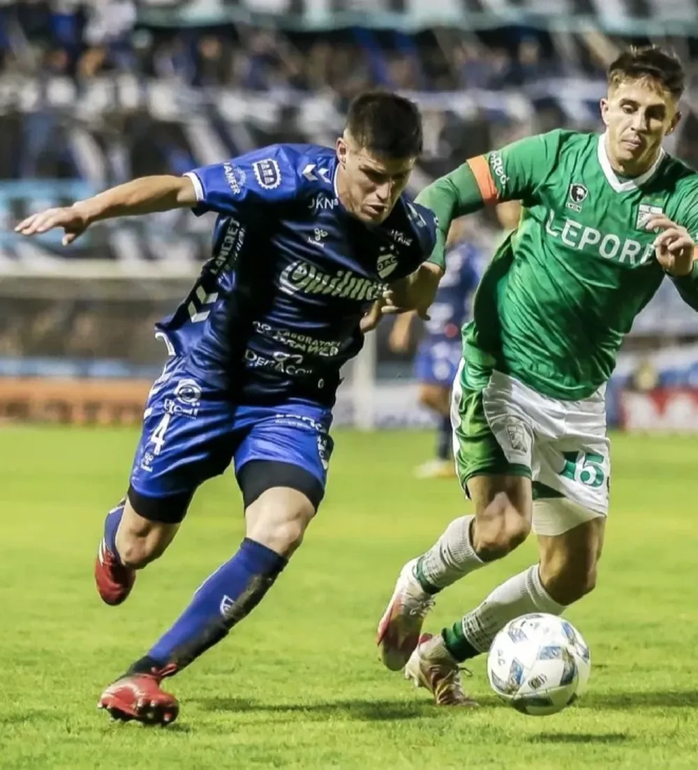Damián Adín (azul), con la camiseta de Quilmes.