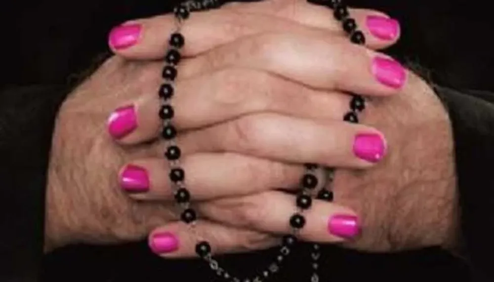 Una revista muestra la vida “alocada” de los curas gay