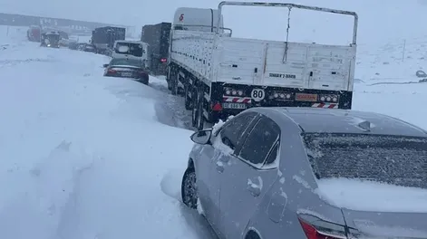 Más de 400 personas, varadas en alta montaña por una intensa nevada