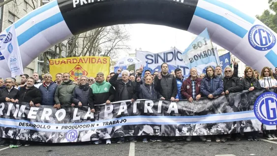 Apoyo y demandas en la masiva marcha de la CGT y piqueteros