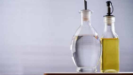 Cómo hacer un limpiador casero con vinagre y aceite de oliva.