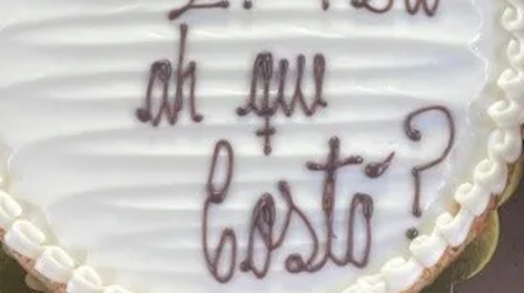 Le hicieron mal la torta que pidió y decidió modificarla con un tutorial de YouTube
