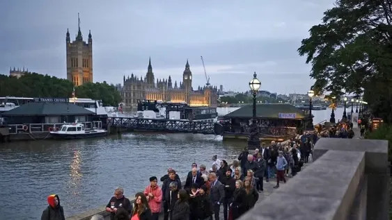 Cola de hasta 5 kilómetros para despedir a la reina Isabel II en el hall de Westminster