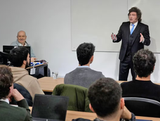 El profesor Javier Milei. La curiosa postal del presidente en un aula. El profesor Javier Milei. La curiosa postal del presidente en un aula.