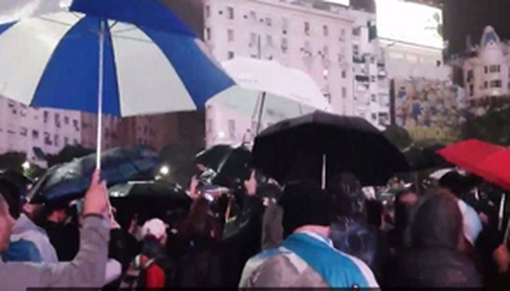 Bajo la lluvia, cientos de personas pidieron por la vuelta de Messi