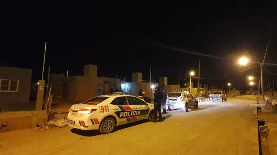 Discutió con su pareja mientras bebía, le arrojó una silla y un vaso y la amenazó con un cuchillo