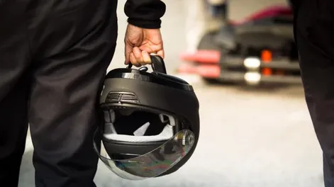 El padre de una alumna de 3 años agredió a la directora de la escuela: la golpeó con el casco de una moto