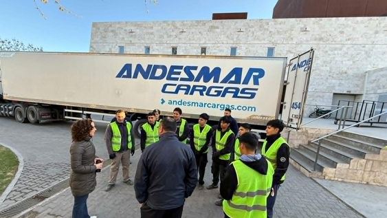 A través de Andesmar Cargas, el Teatro del Bicentenario recibió desde el Teatro Colón escenografía, utilería, vestuario y demás elementos para la reposición de La Traviata en San Juan.&nbsp;