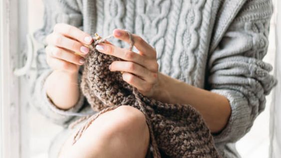 Tejer para relajarse: conocé los beneficios de la lanaterapia