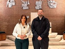Laura Carbonari junto al padre Andrés Rivero en la Catedral de San Juan.