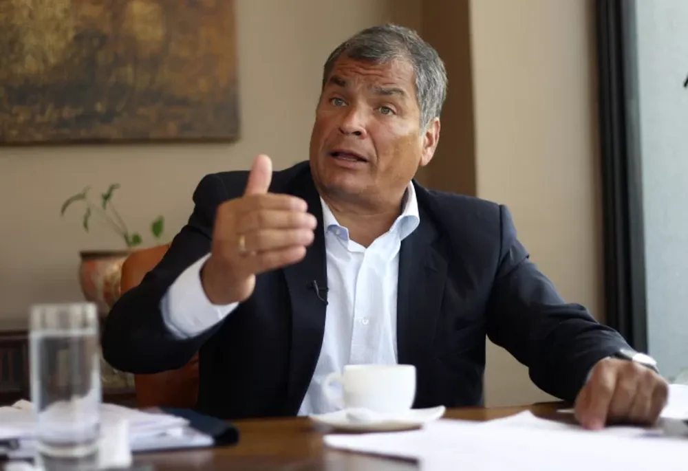 Ecuador: ordenan la prisión preventiva del expresidente Correa y piden ayuda a Interpol